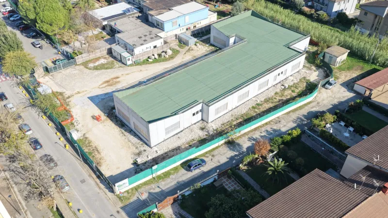 Scuola Camelot a Venafro: struttura prefabbricata in costruzione, vista aerea